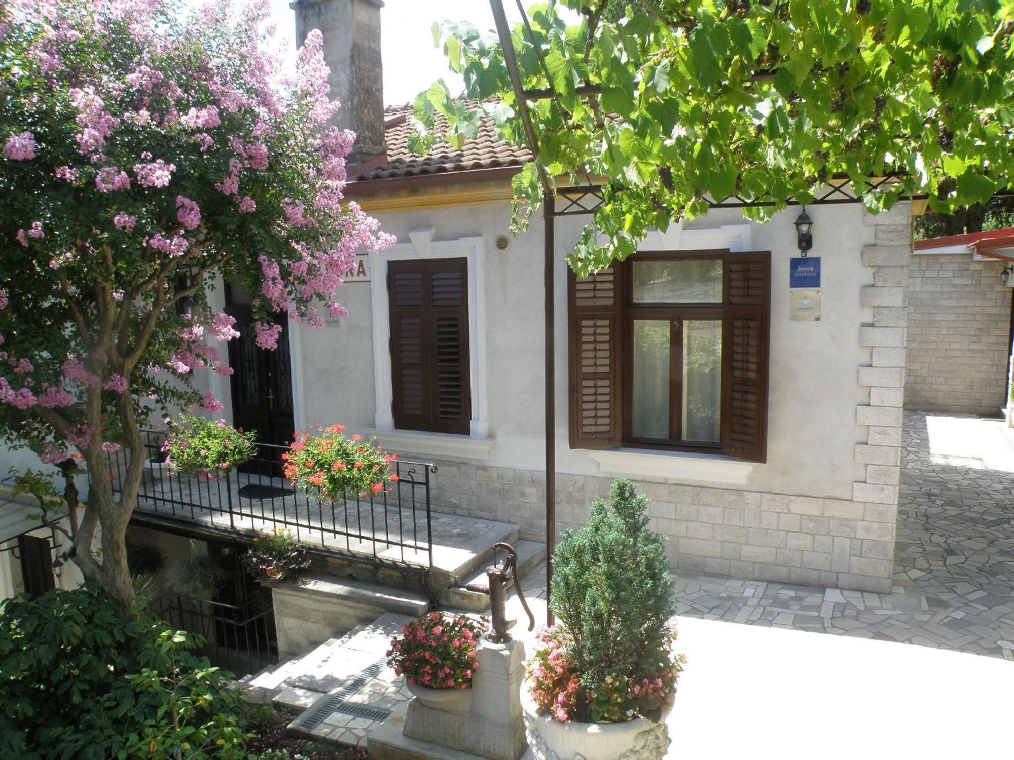 Apartments Villa Salona Opatija Oda fotoğraf